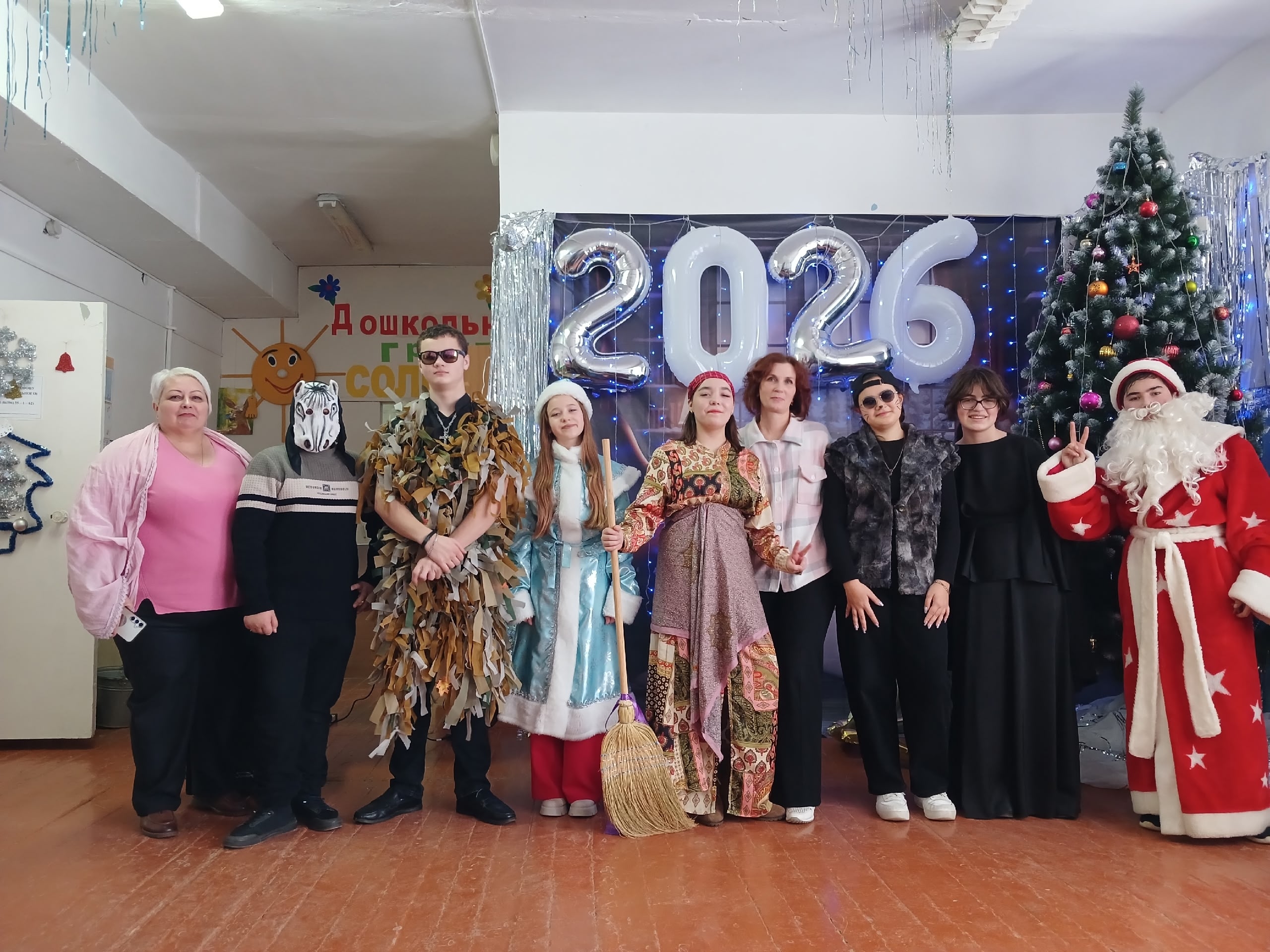 В понедельник, 29 декабря, в школе прошло Новогоднее представление для 5-11классов.